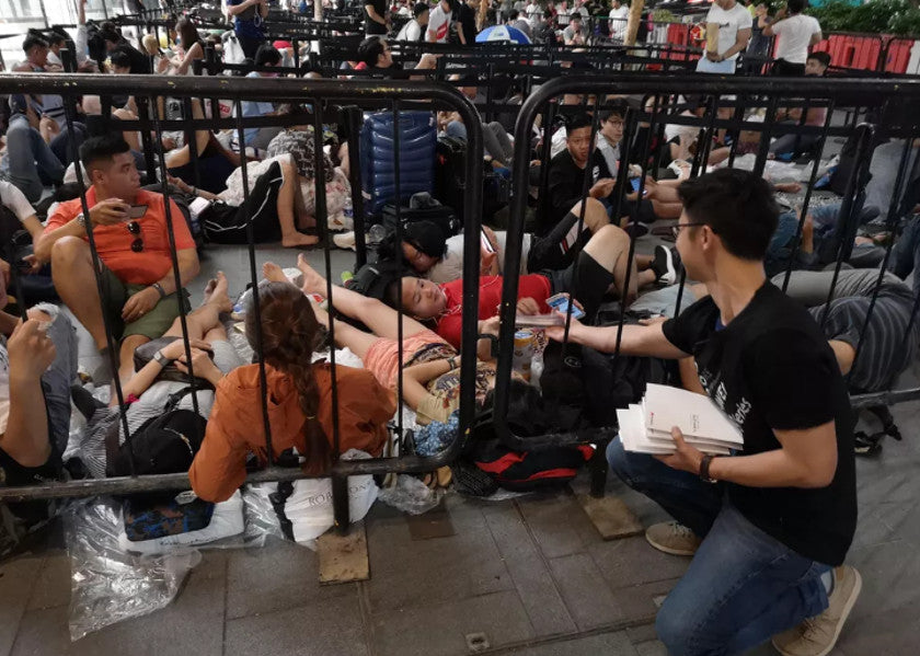 Huawei trolls queuing iPhone XS fans as they hand out power bank Huawei trolls queuing iPhone XS fans as they hand out power bank